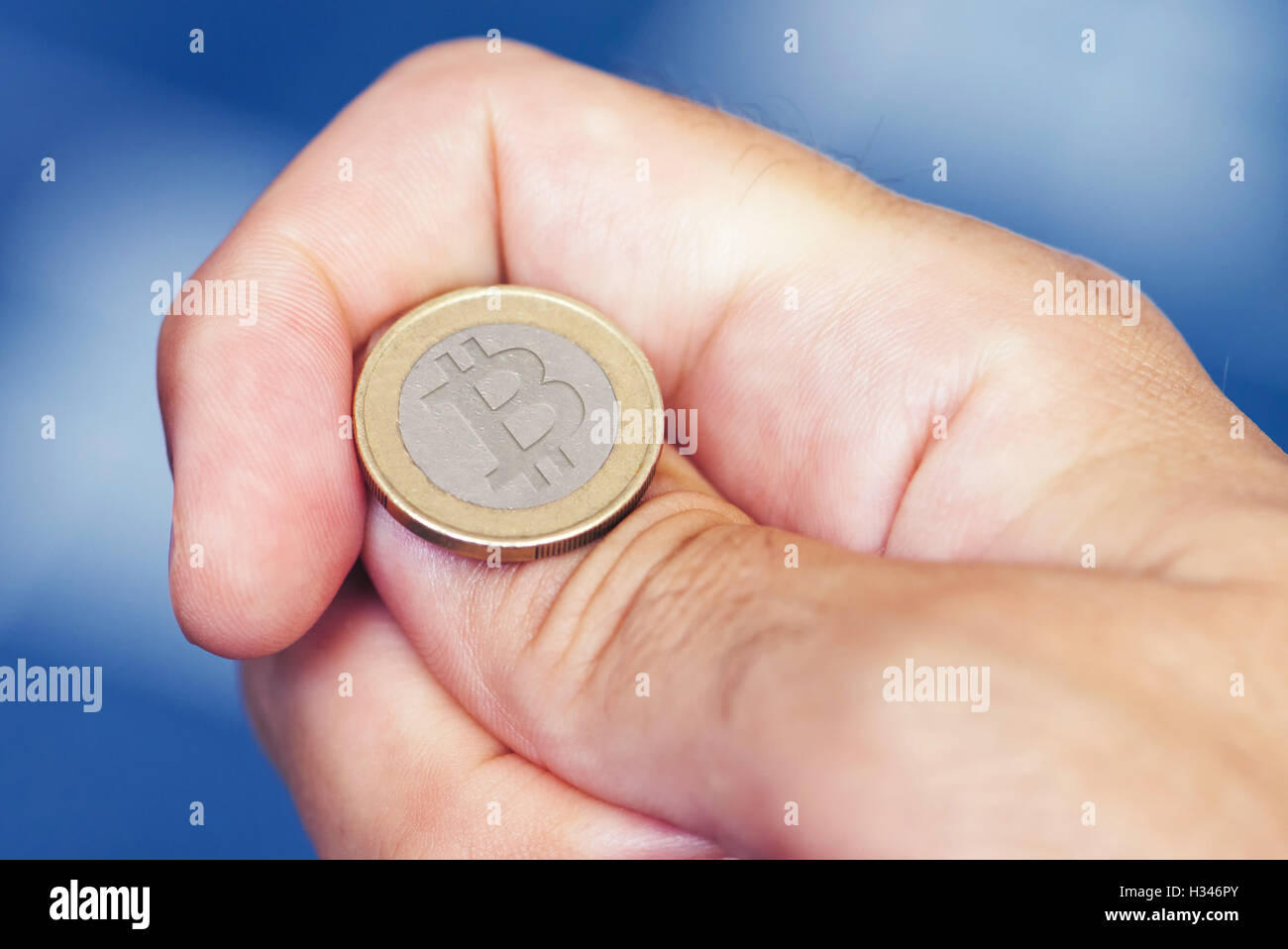 Geschäftsmann Hand warf Bitcoin, Konzept der Chance, Gelegenheit und Entscheidungsfindung Stockfoto