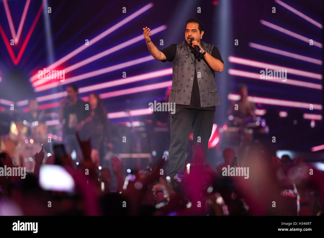 Bollywood-Sängerin Shankar Mahadevan singt während des Live-Konzerts und der Musikeinführung des Films Rock am 2 in Mumbai, Indien, Asien Stockfoto