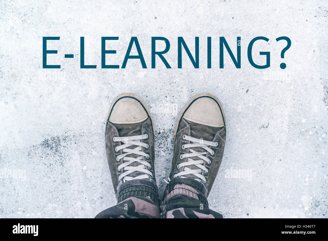 Stehend über e-Learning-Titel auf Straße, Konzept der Online-Bildung Jugendlicher Stockfoto