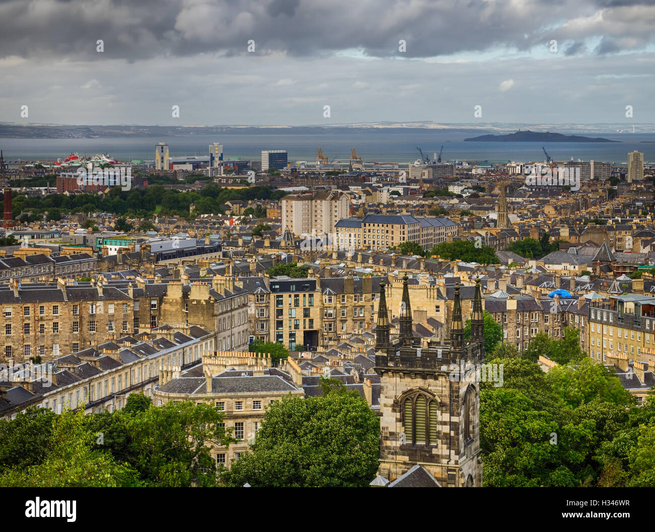 Aerial Panoramablick über Leith Stadtteil von Edinburgh von Calton Hill, Scotland, UK Stockfoto