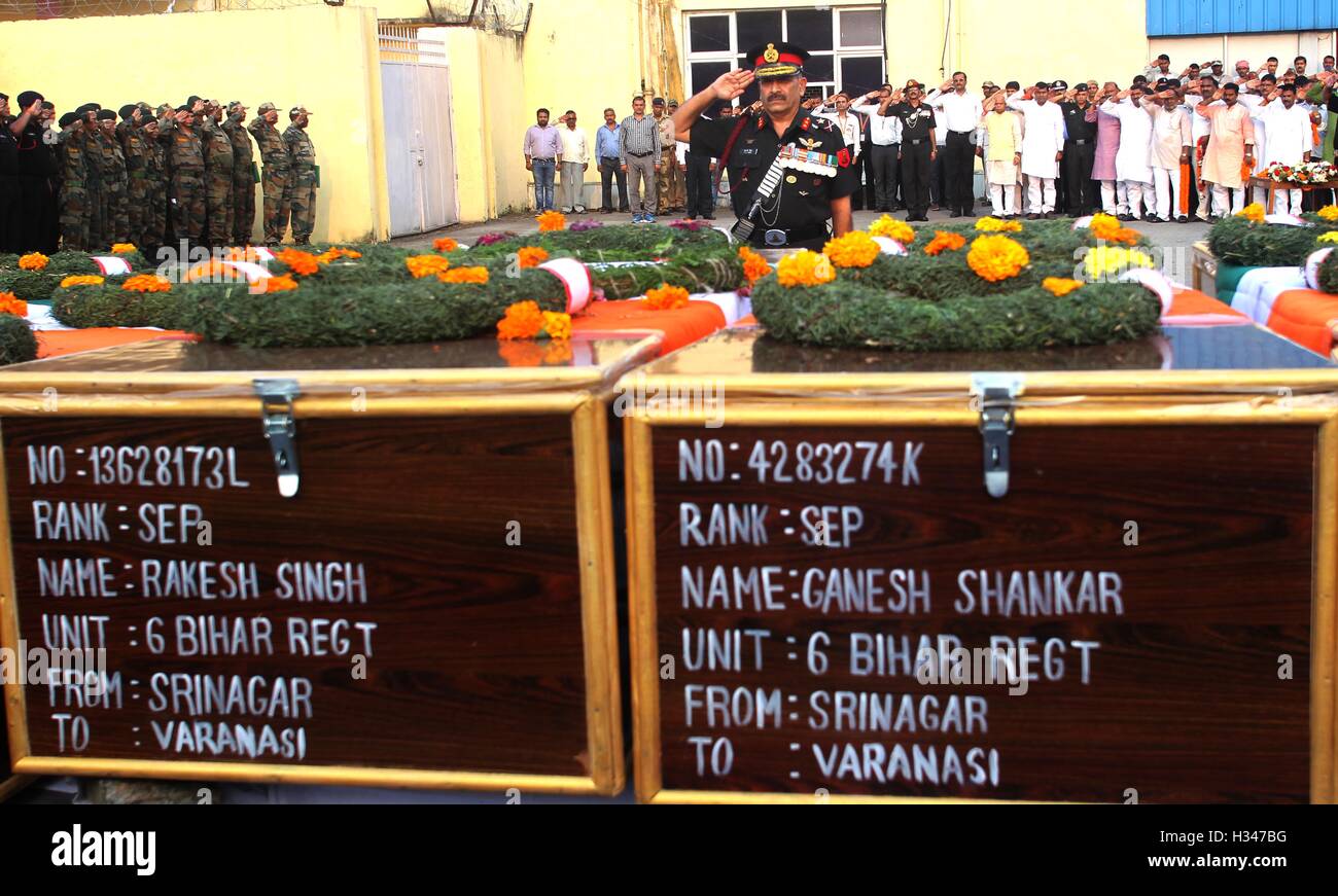 Indische Armee Offizier salutiert Körper sieben indische Armee Soldaten, die Uri Terror umgekommen angreifen Varanasi Stockfoto