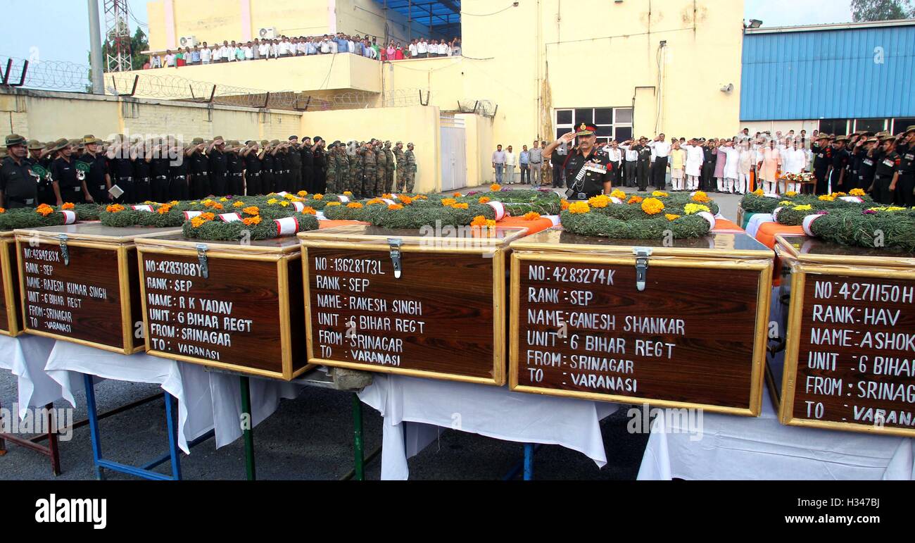 Indische Armee Offizier grüßt die Leichen von sieben indische Armee Soldaten ihr Leben in der Uri-Terror-Anschlag Varanasi verloren Stockfoto