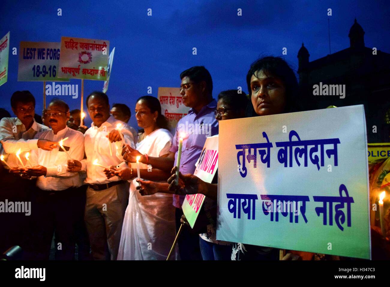 Menschen Kerze Licht eine Hommage an getöteten indische Soldaten am Gateway of India in Mumbai, Indien am 19. September 2016 Stockfoto
