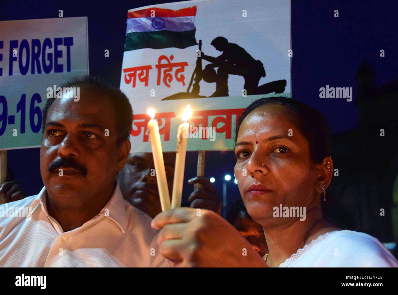 Menschen Kerze Licht eine Hommage an getöteten indische Soldaten am Gateway of India in Mumbai, Indien am 19. September 2016 Stockfoto