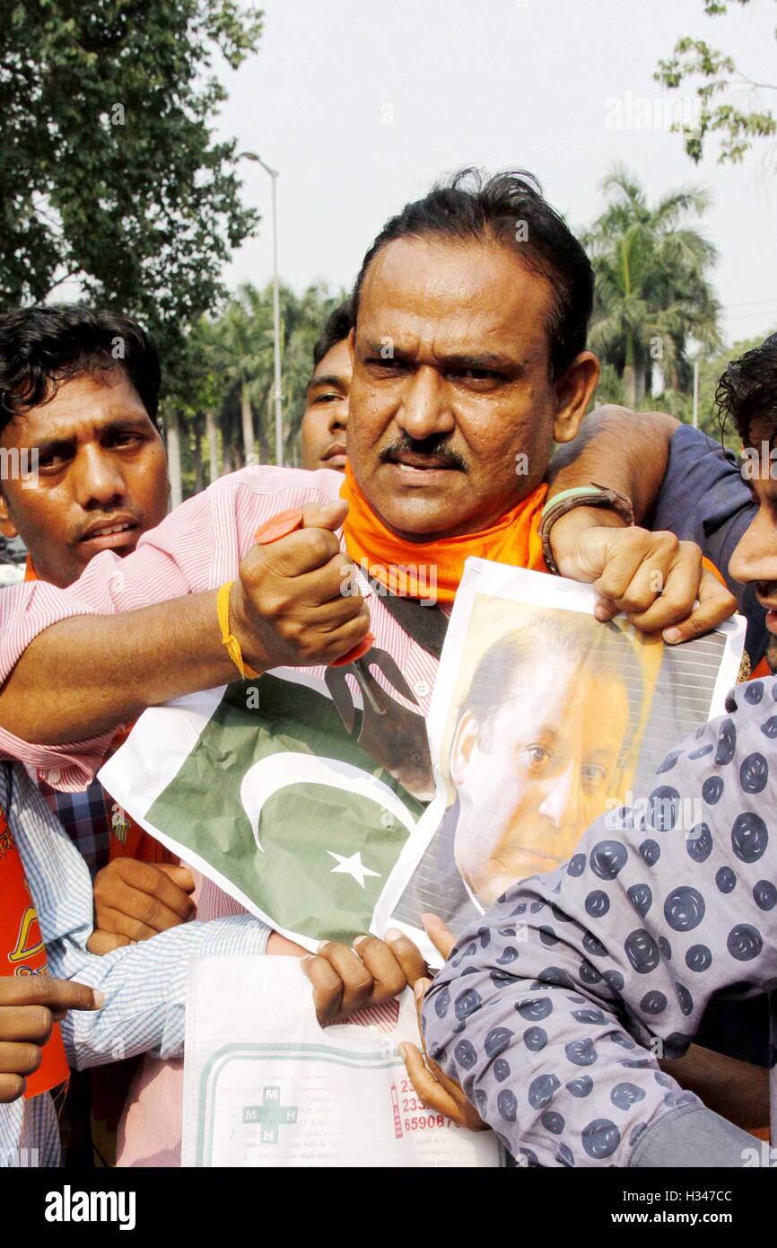 Hinduistische Aktivisten Punkte Trident Foto Pakistans Premierminister Nawaz Sharif Protest gegen indische Armee Angriff base Delhi Stockfoto