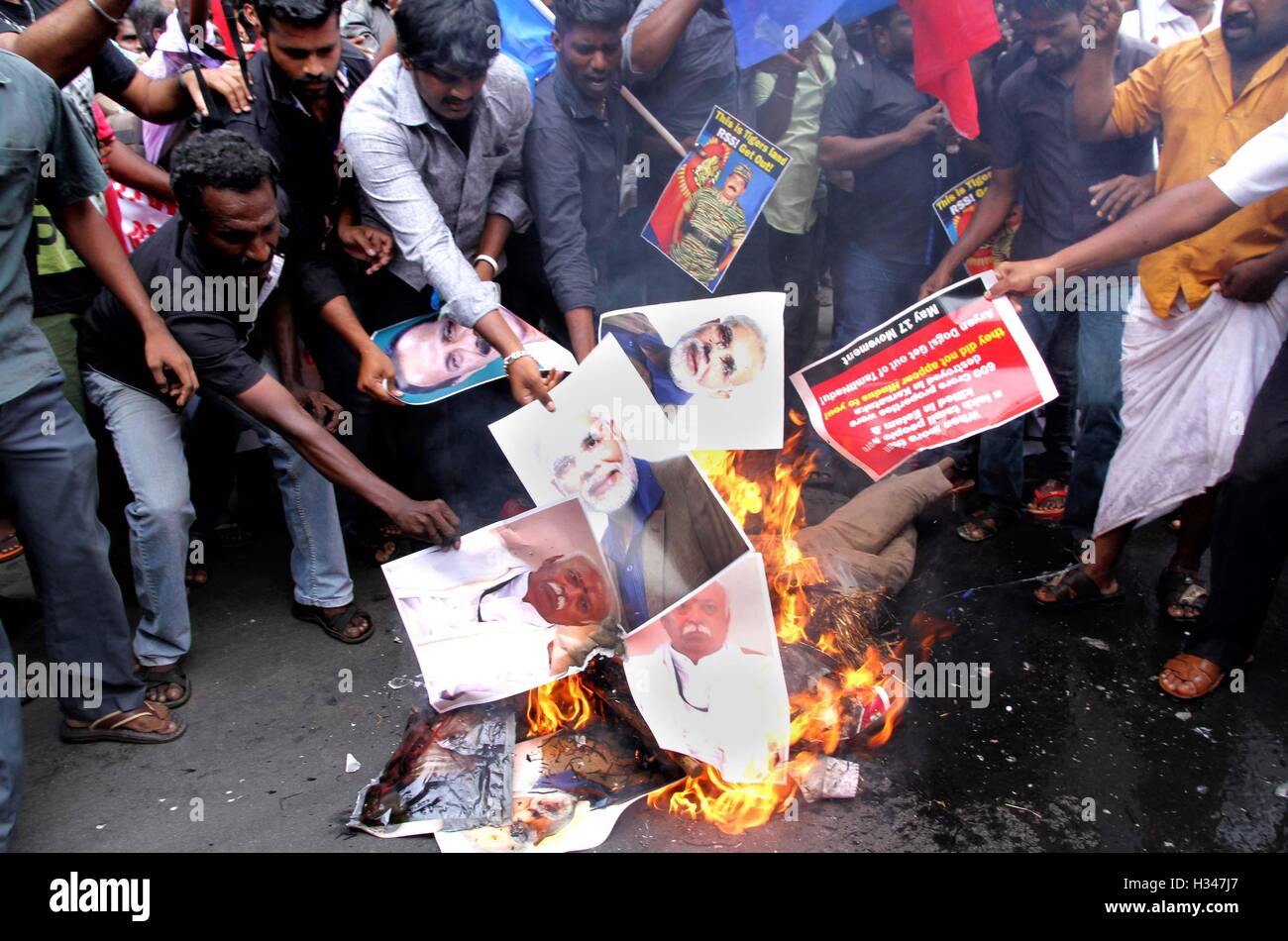 Unterstützer von mehreren Tamil nationalistischen Parteien, brennen Bildnisse Bühne Protest gegen das Kaveri Wasser sharing-Problem Chennai Stockfoto