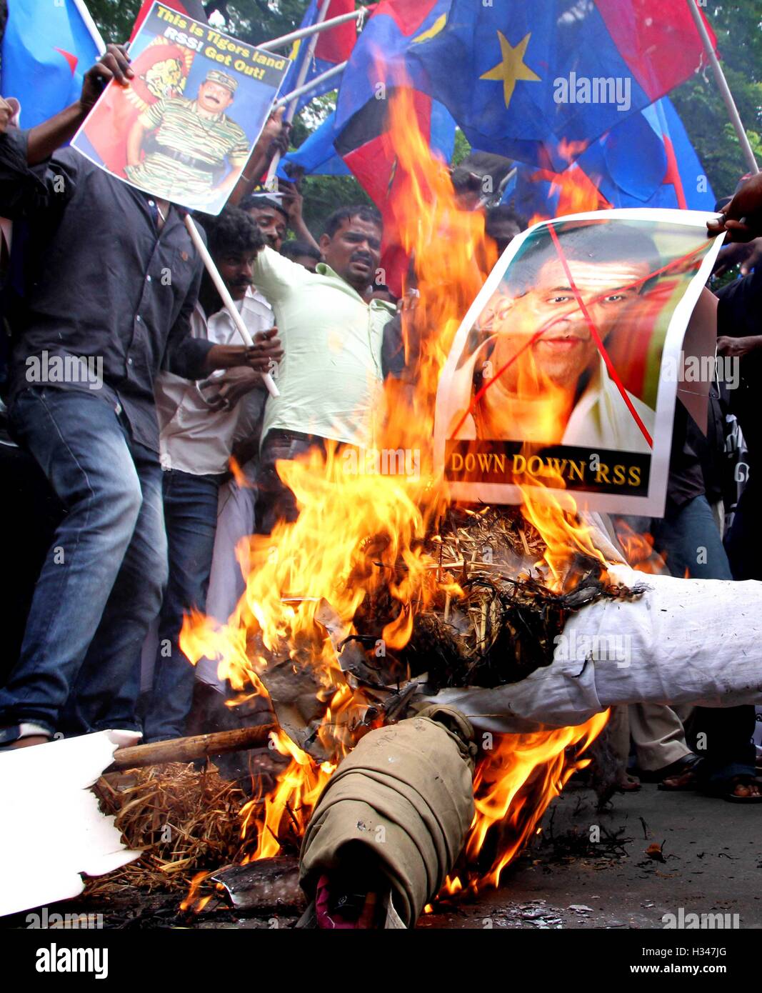 Unterstützer von mehreren Tamil nationalistischen Parteien brennen Bildnisse Bühne Protest gegen Kaveri Wasser sharing-Problem Chennai Stockfoto