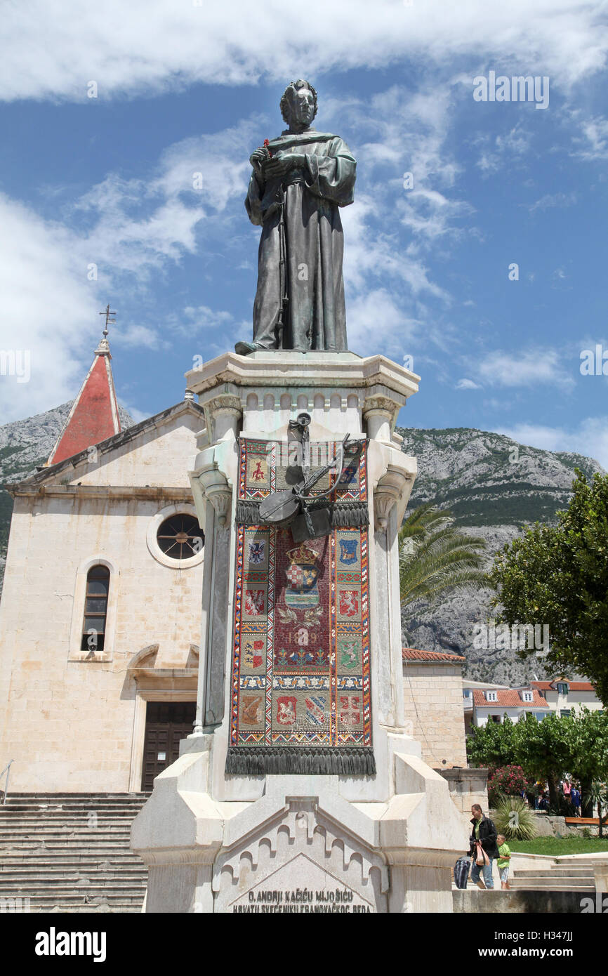 Statue von 1700 Jahrhundert Mönch und Dichter Andrija Kacic vor der Kirche St. Marko Stockfoto