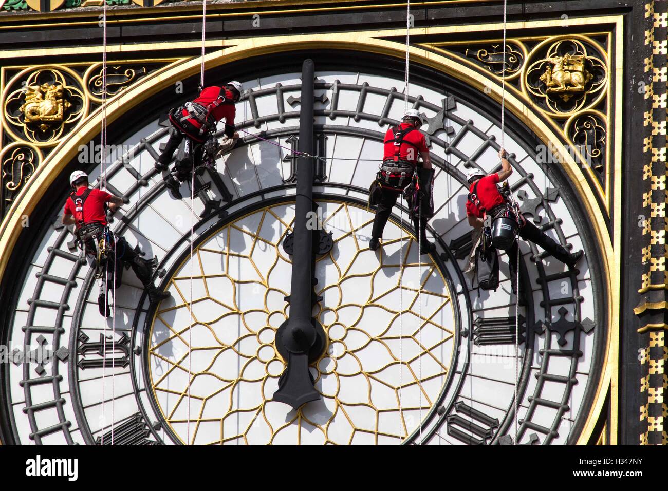 Reinigungsmittel waschen die Südwand des Turmes Elizabeth, allgemein bekannt als große Ben.The Ziffernblatt alle 10 Jahre gereinigt wird Stockfoto