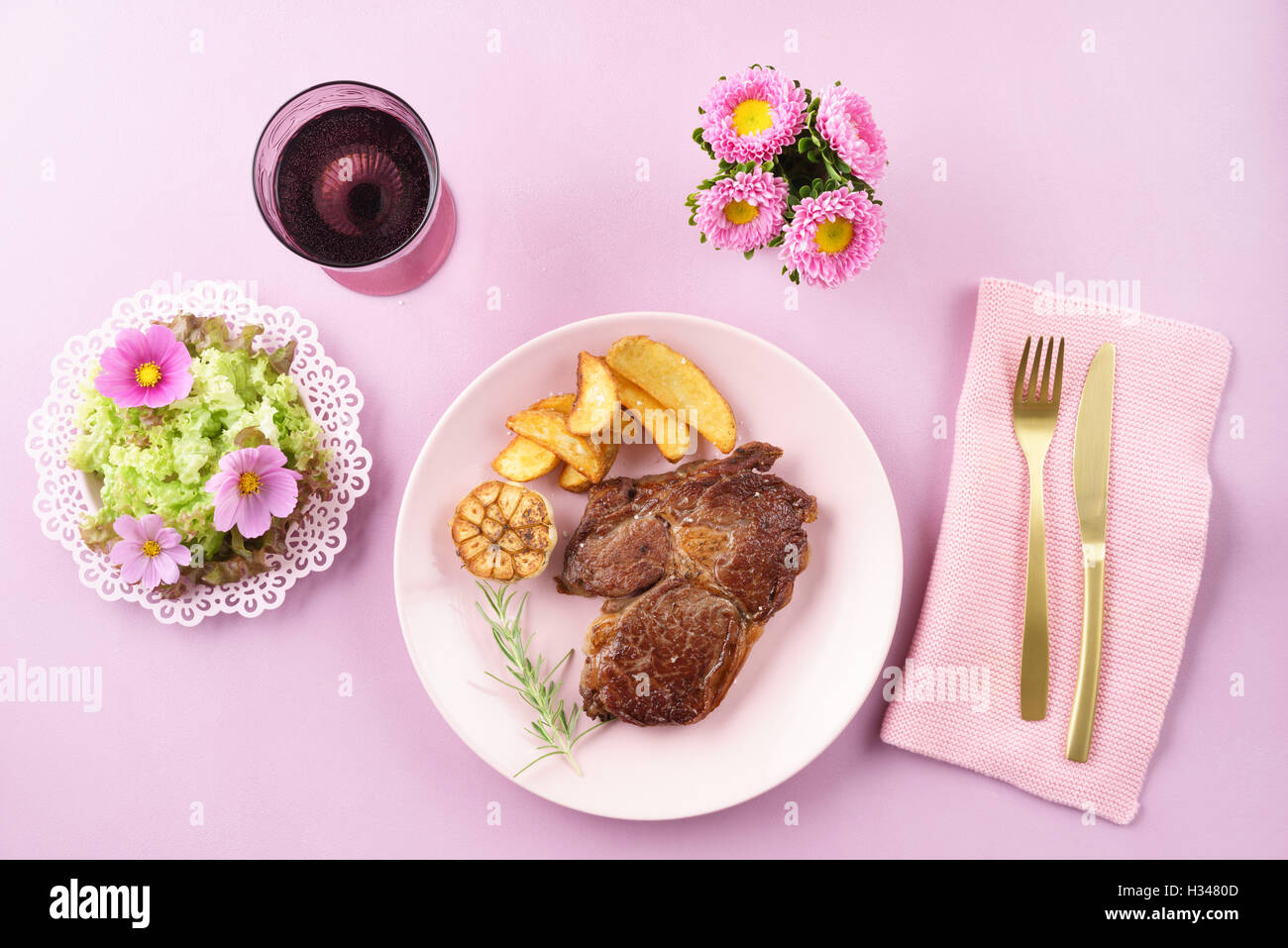 Steak mit Salat Stockfoto