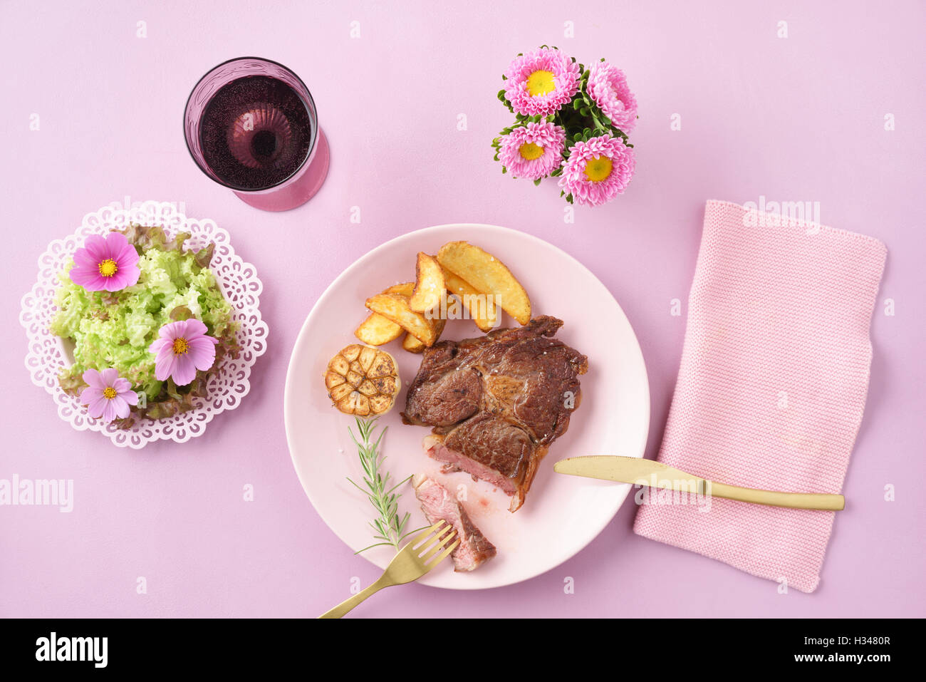 Steak mit Salat Stockfoto