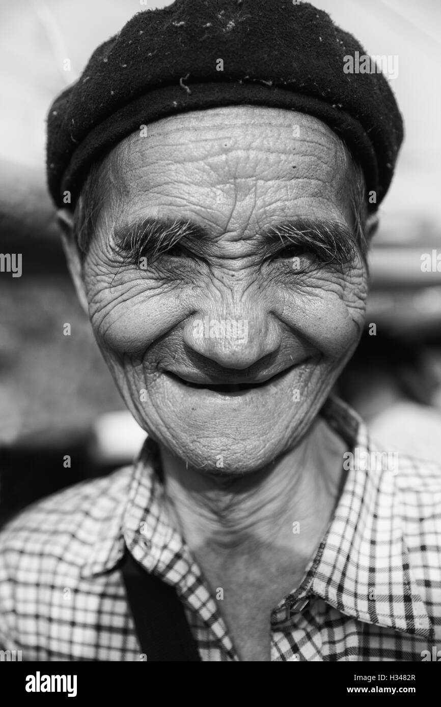 Porträt eines blauen Hügel Hmong Stamm Mann erschossen in Nord-Vietnam Stockfoto