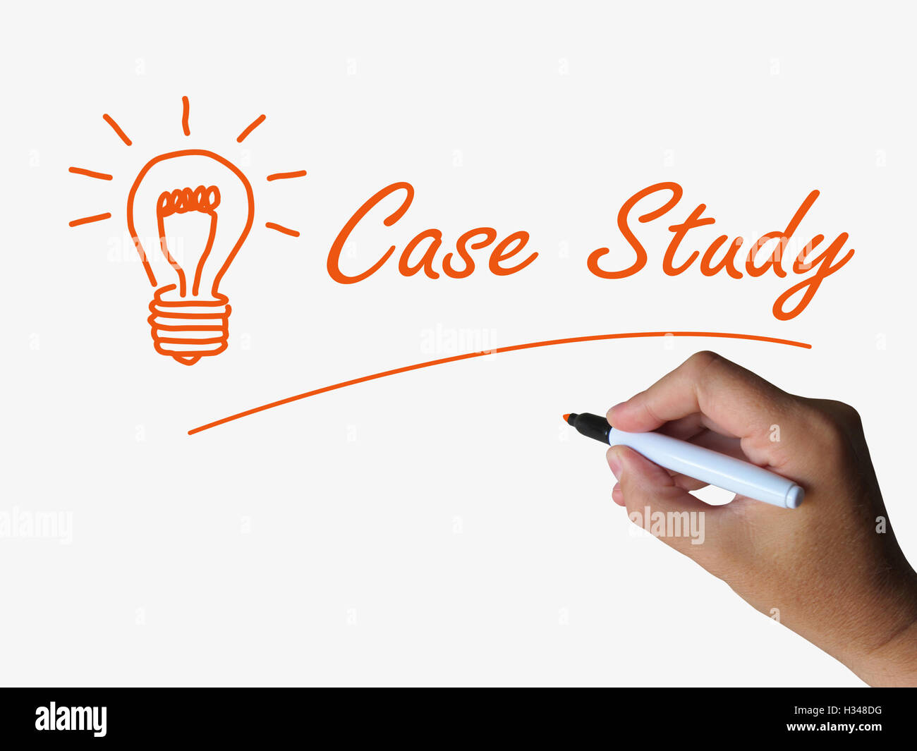 Case Study und Glühbirne zeigen Konzepte Ideen und Forschungsergebnisse Stockfoto