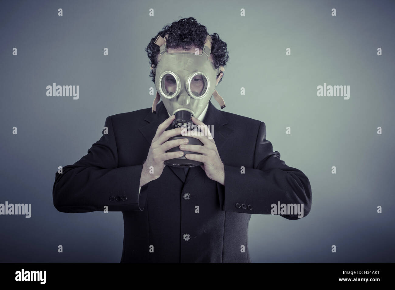 Katastrophe, Geschäftsmann, tragen eines Gask Maske, Verschmutzung-Konzept Stockfoto