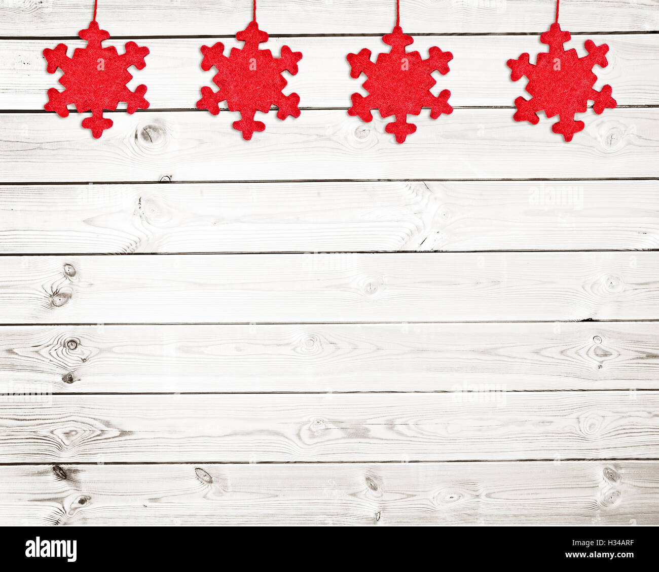 Roter Stoff Weihnachtsschmuck auf weißen Holzbohlen Hintergrund Stockfoto