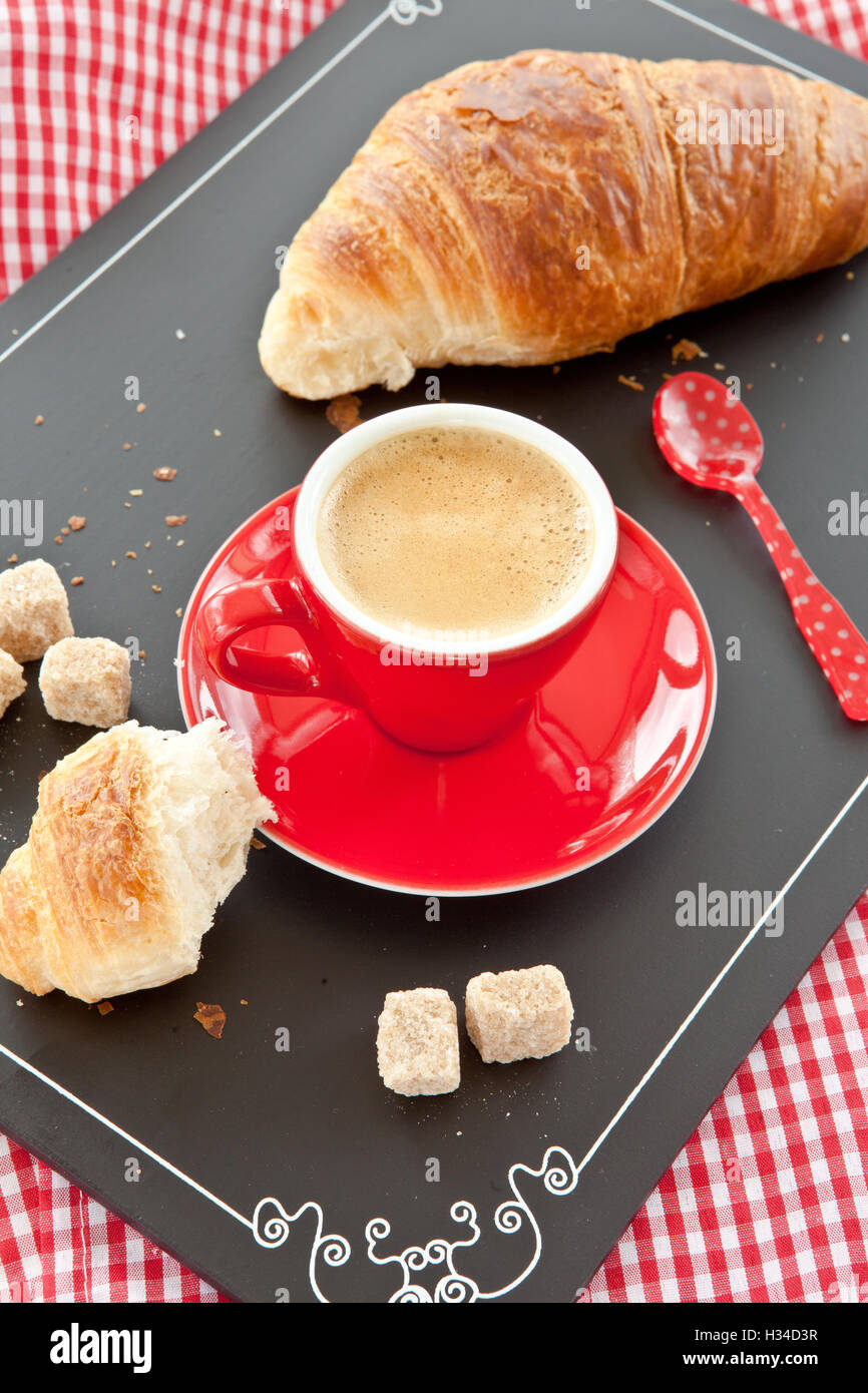 Tasse Kaffee und ein croissant Stockfoto