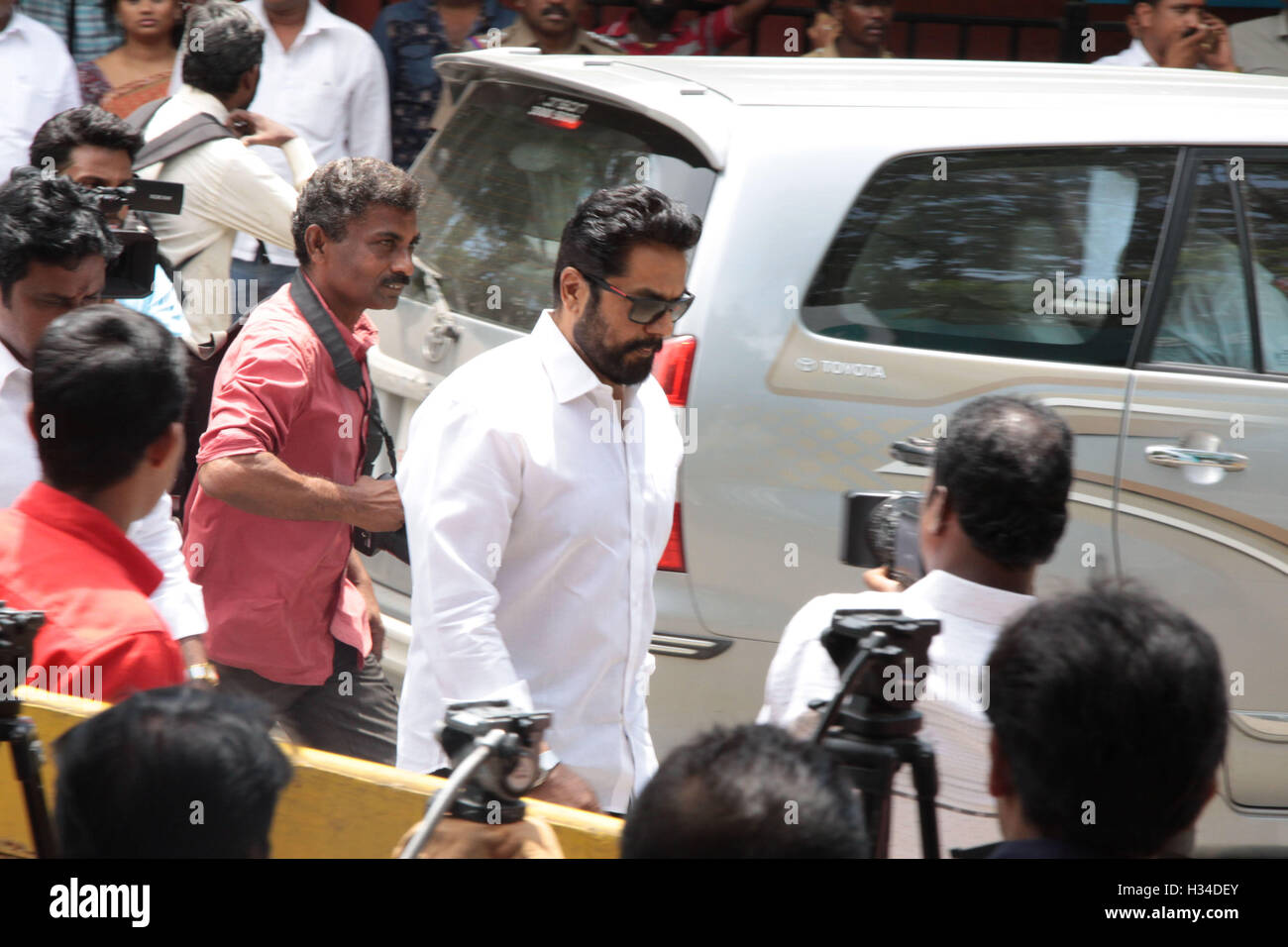 Schauspieler R. Sarathkuma besuchen Apollo Hospital hören, der Hauptminister von Tamil Nadu J Land Krankenhaus Chennai aufgenommen wurde Stockfoto