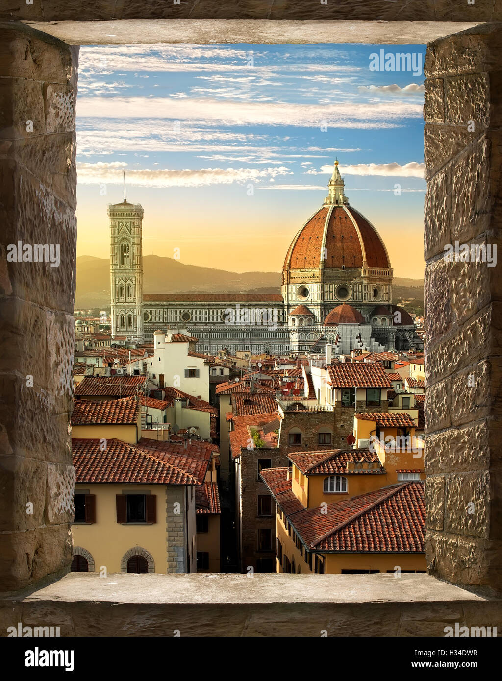 Blick auf Cattedrale di Santa Maria del Fiore in Florenz vom alten Fenster, Italien Stockfoto