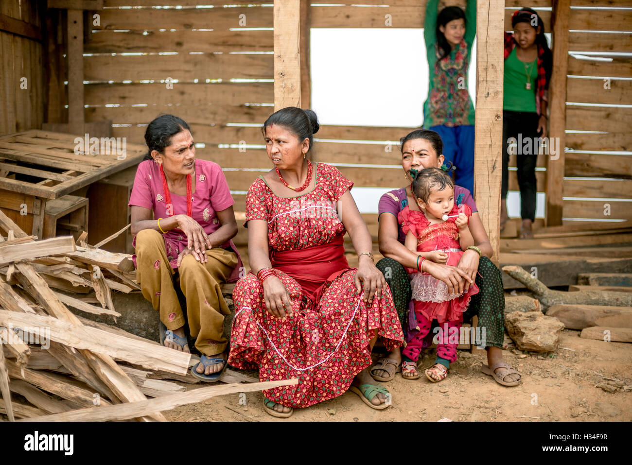 Frauen, die an einem Treffen teilnehmen, um unter anderem über Wasserressourcen-Management in Chandani Mandan Dorf, Kavrepalanchok, Nepal zu diskutieren. Stockfoto
