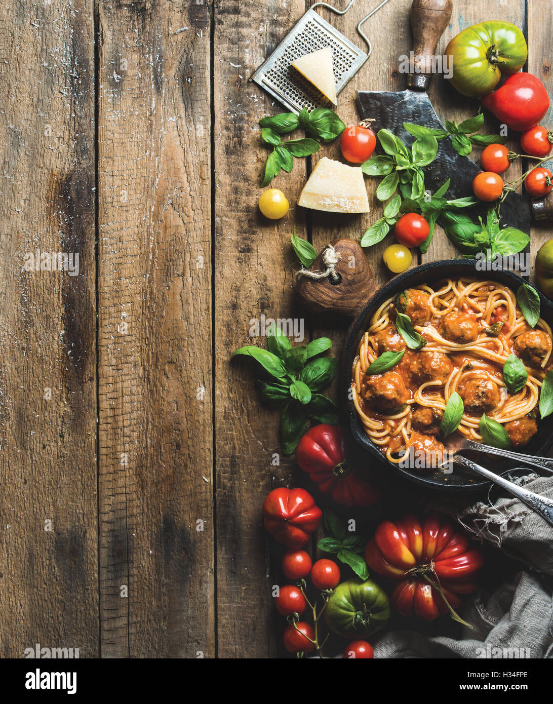 Italienische Pasta Spaghetti mit Tomatensauce und Fleischbällchen Stockfoto