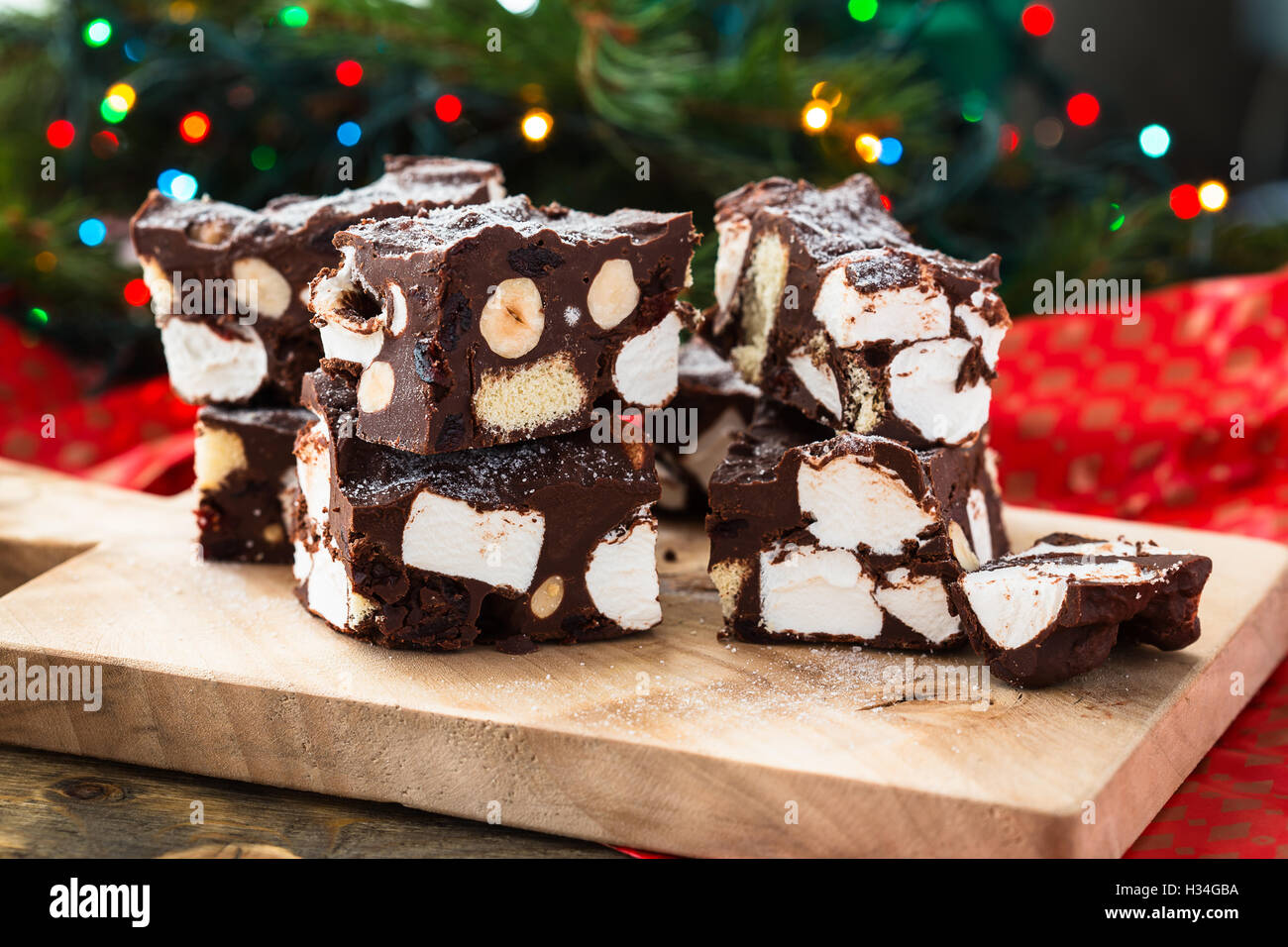 Steiniger Weg Crunch Bars, Weihnachten Dessert mit Schokolade, Eibisch, Haselnuss, Keks und glace Kirschen Stockfoto