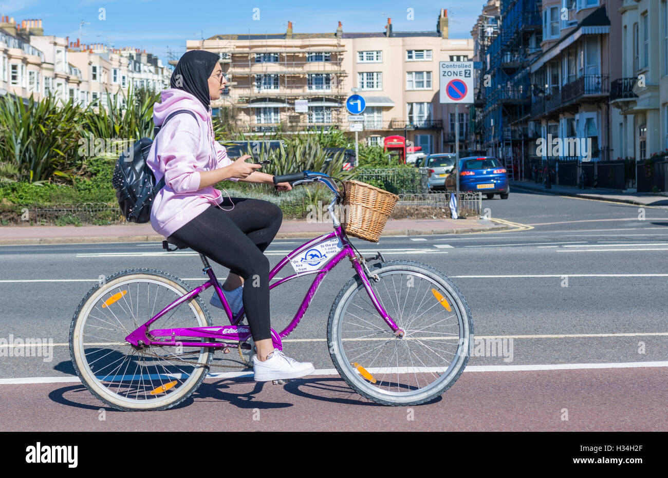 Radsportler auf einem gemieteten Fahrrad von Brighton Beach Bikes in Brighton, East Sussex, England, UK. Stockfoto