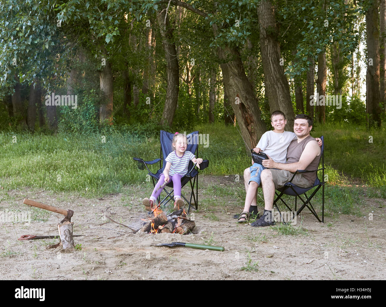 Menschen im Wald camping, Familie aktiv in der Natur, kindle Feuer, Sommersaison Stockfoto