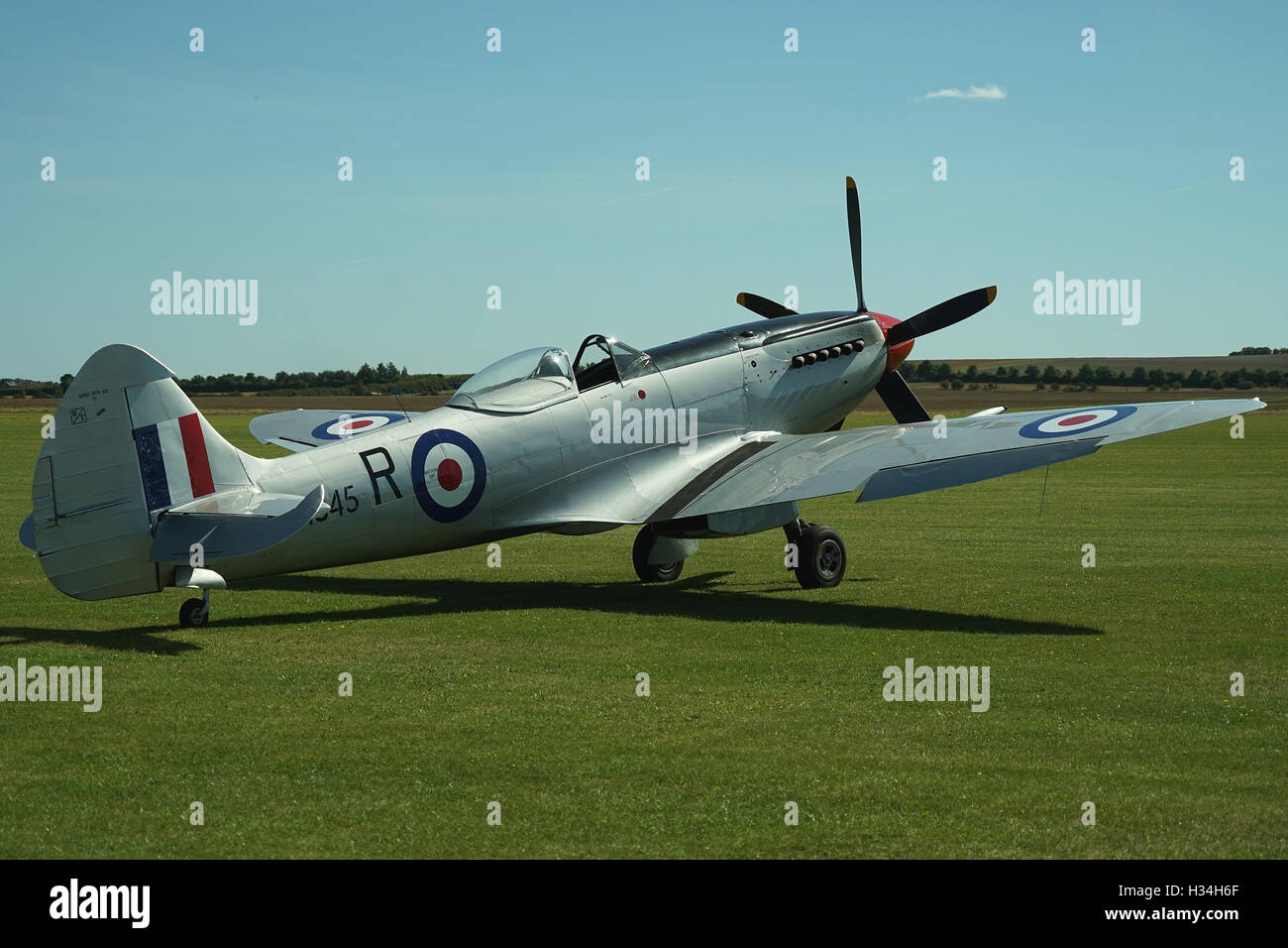 Eine Supermarine Spitfire Mk XVIII steht auf dem Rasen Duxford Airfield vor Teilnahme an einer Flugschau. Stockfoto
