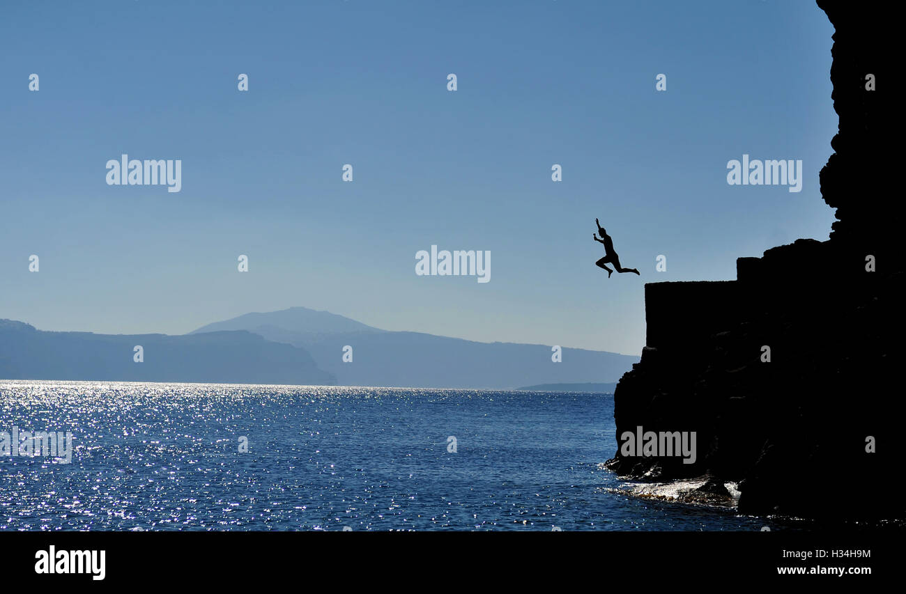 Santorini springen Silhouette ein Meer Stockfoto
