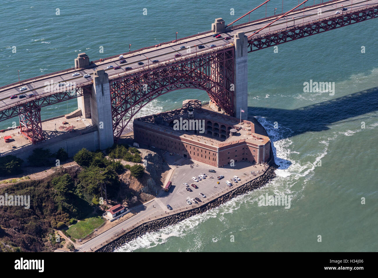 Luftbild von Fort Point National Historic Park unter der Golden Gate Bridge in San Francisco, Kalifornien. Stockfoto