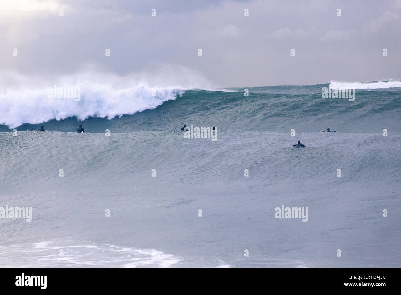 Surfer Surfen Storm Rider Ozeanwellen, Wasser macht Landschaft. Stockfoto