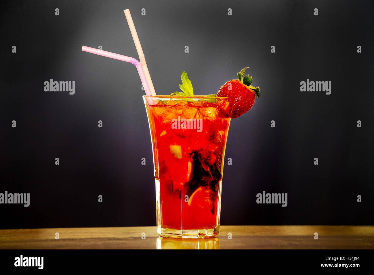 Ein Mojito Strawberry Cocktail trinken Stockfoto