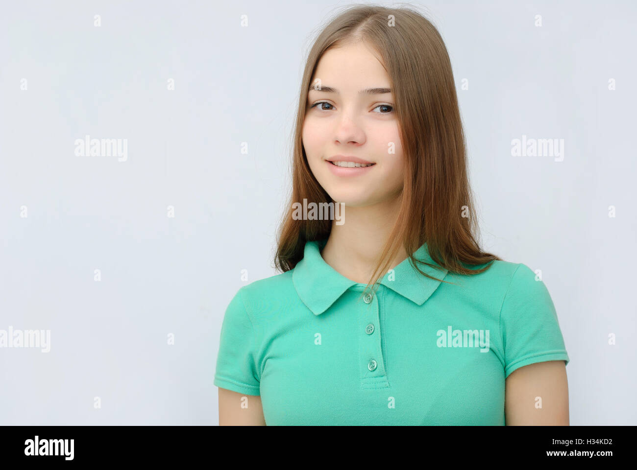 Porträt der schönen jungen Frau mit saubere Haut auf grauem Hintergrund Stockfoto