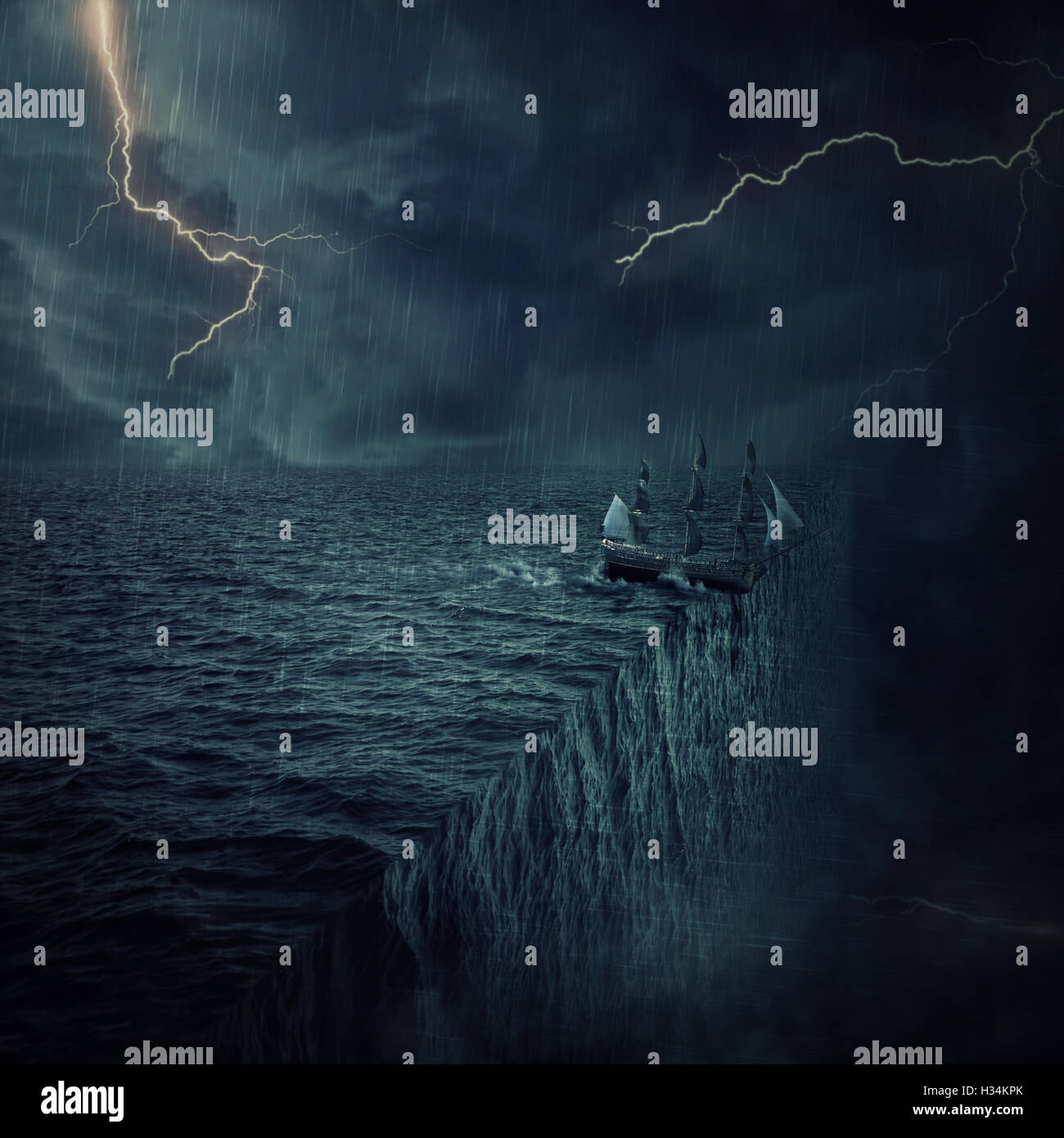 Jahrgang, alte Schiff Segeln im Ozean verloren in einer stürmischen Nacht mit Blitze am Himmel. Abenteuer und Reise-Konzept. Paralle Stockfoto