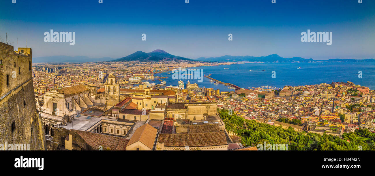 Panoramablick über die Stadt Neapel mit dem Vesuv im Hintergrund im goldenen Abendlicht bei Sonnenuntergang, Kampanien, Italien Stockfoto