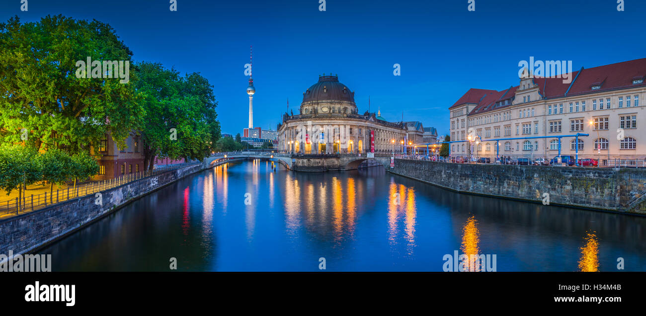 Panorama der historischen Berliner Museumsinsel mit dem berühmten Fernsehturm und Spree entlang in der Dämmerung während der blauen Stunde in der Abenddämmerung, Berlin Stockfoto