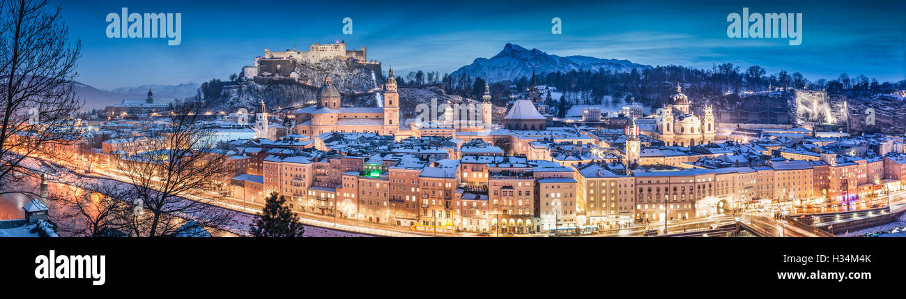 Panoramablick auf die Altstadt von Salzburg mit Festung Hohensalzburg im Winter zur blauen Stunde, Salzburger Land, Österreich Stockfoto