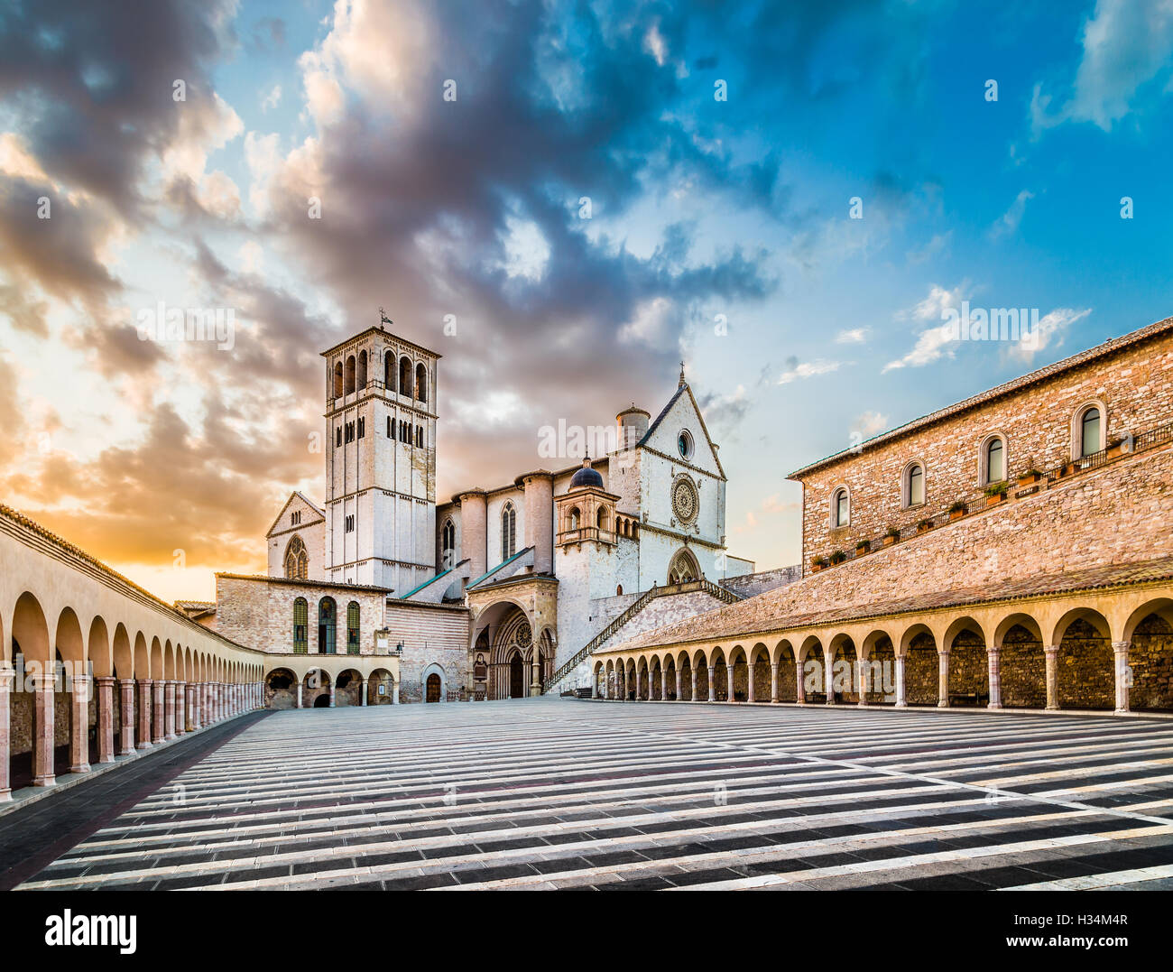 Berühmte Basilika des Heiligen Franziskus von Assisi (Basilica Papale di San Francesco) mit Lower Plaza bei Sonnenuntergang in Assisi, Umbrien, Italien Stockfoto