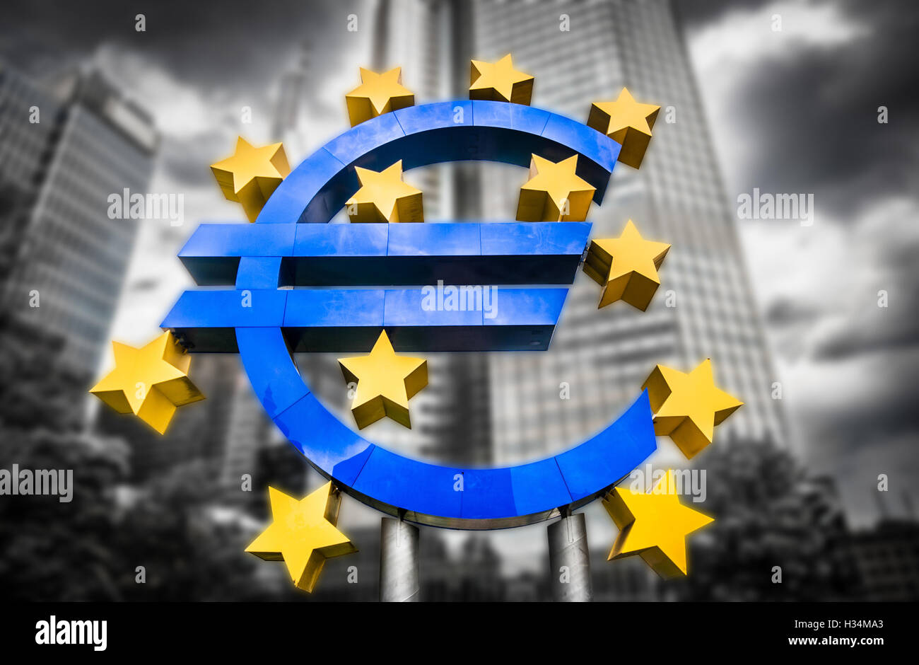 Euro-Zeichen im Hauptquartier Europäische Zentralbank in Frankfurt am Main auf abstrakte unscharfen Hintergrund der dramatische Wolken als Symbol für eine Finanzkrise Stockfoto