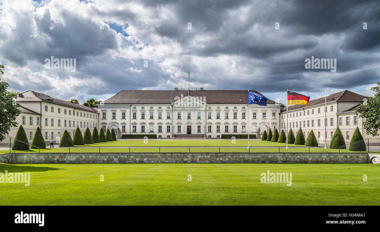 Klassische Ansicht des berühmten Schloss Bellevue, der Amtssitz des Präsidenten der Republik Deutschland, in Berlin, Deutschland Stockfoto