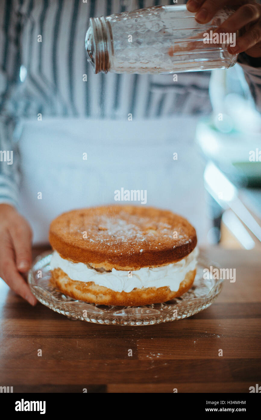 Frau mit einem schönen Kuchen gebacken. Stockfoto