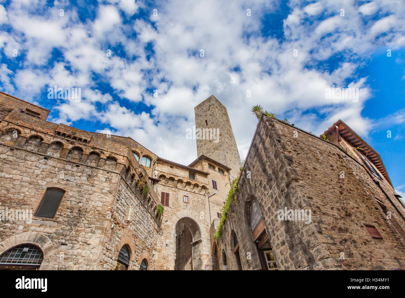 Blick auf alte steinerne Türme in San Gimignano in der Toskana, Italien Stockfoto
