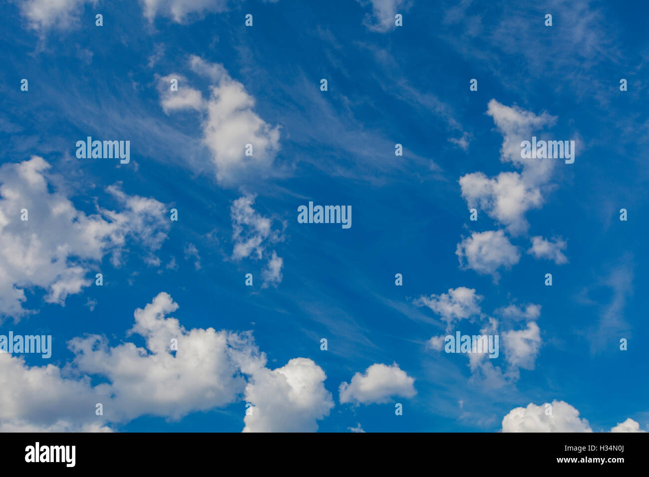Weiße Wolken am blauen Sommerhimmel Stockfoto