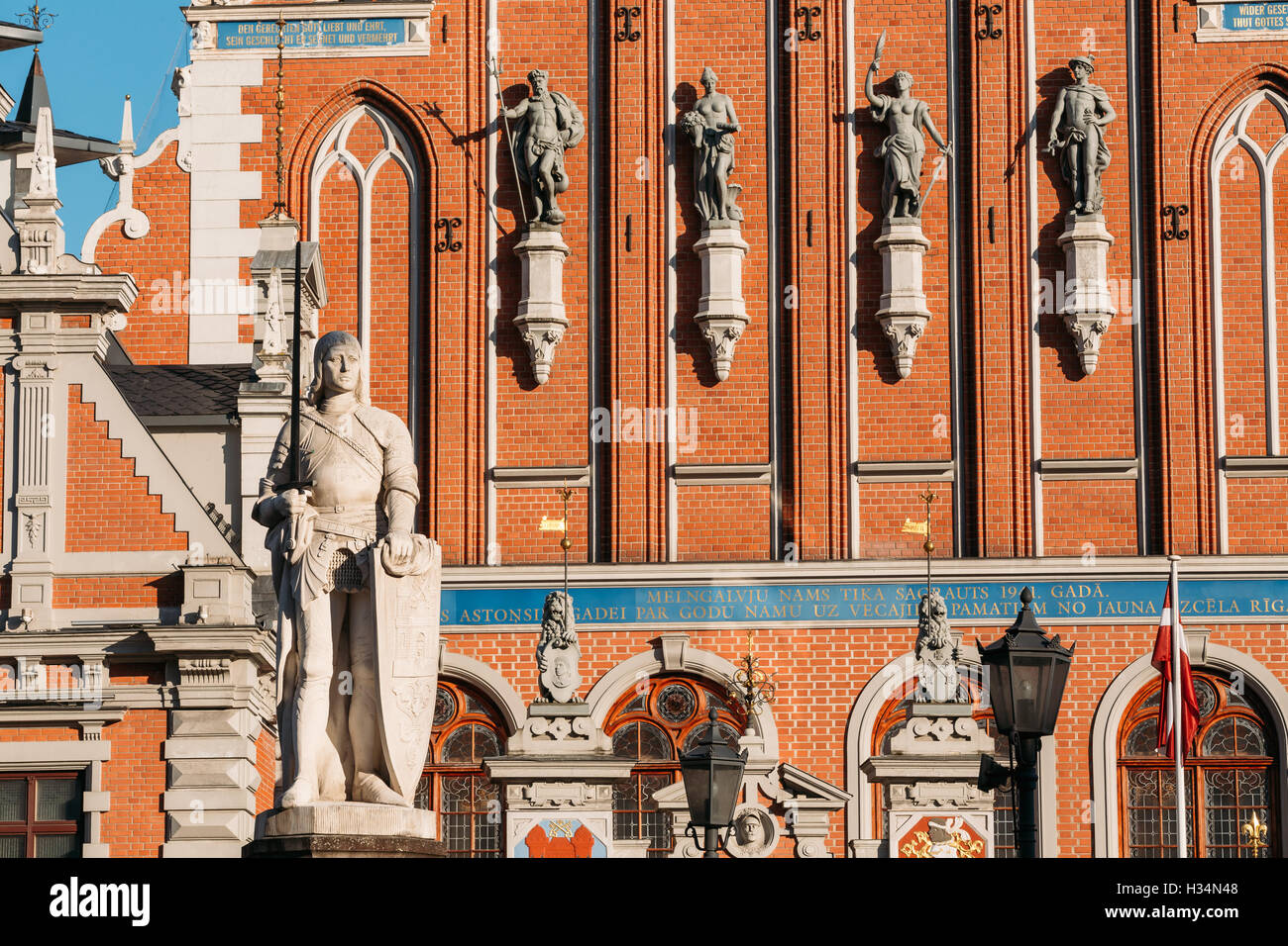 Statue des Roland auf dem Rathausplatz vor dem Hintergrund der Schwarzhäupterhaus In Riga, Lettland. Sonnigen Sommertag mit Blu Stockfoto