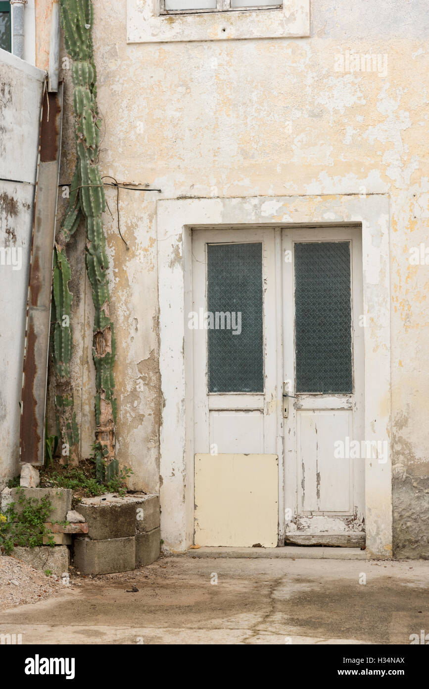 Ein altes weiß getünchten Gebäude in Trpanj Kroatien zeigt Wand Fenster und Türen Stockfoto