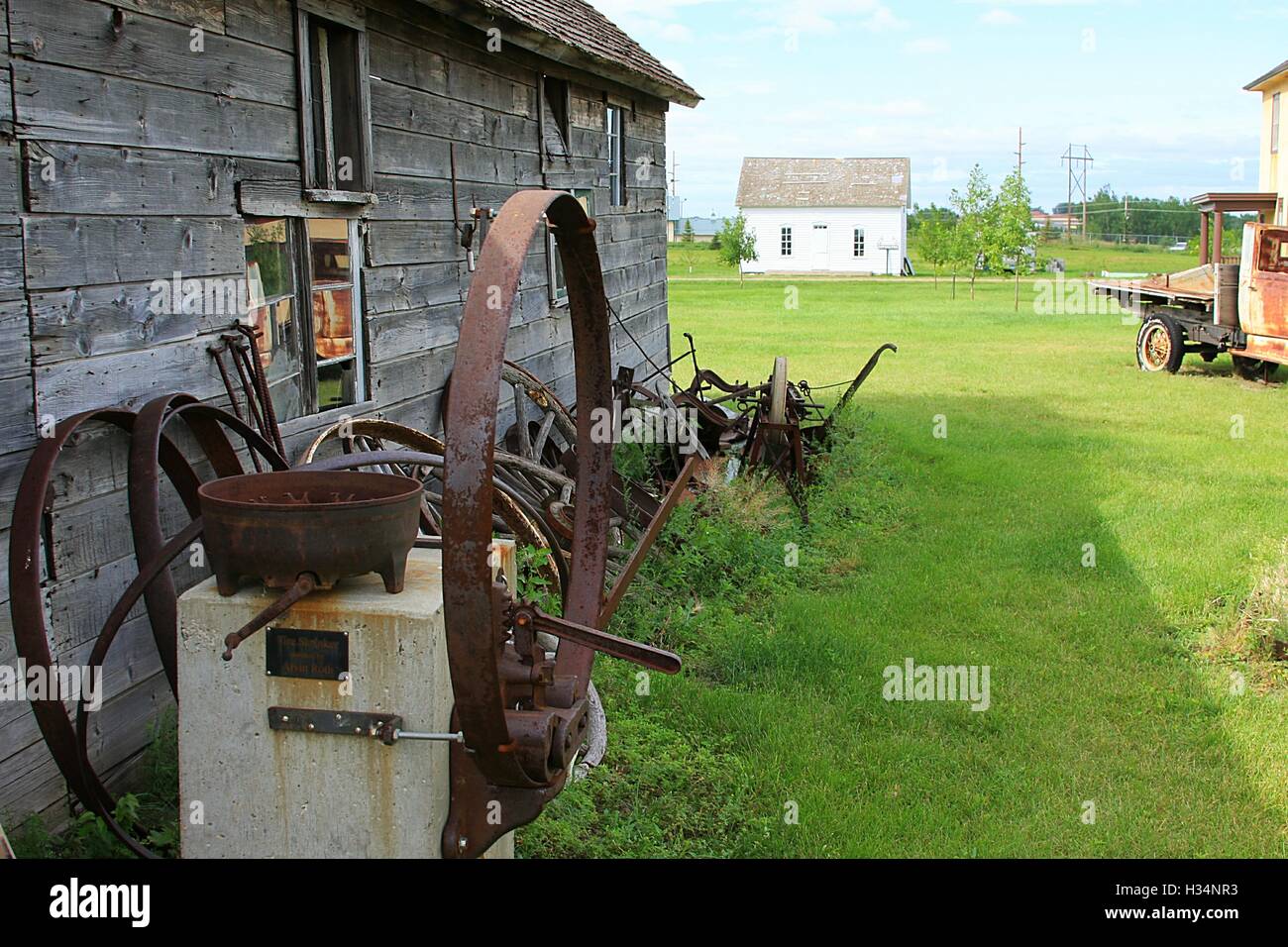 Verwittert, landwirtschaftlichen Gebäuden und antike Traktor Teile Stockfoto