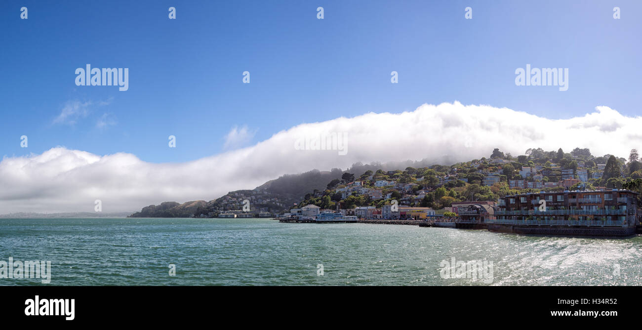 Tief hängenden Wolken über der Küste von Sausalito in der Nähe von San Francisco, Kalifornien, USA. Stockfoto