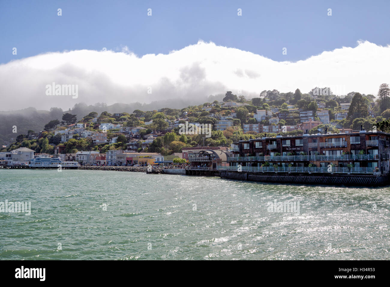 Tief hängenden Wolken über der Küste von Sausalito in der Nähe von San Francisco, Kalifornien, USA. Stockfoto