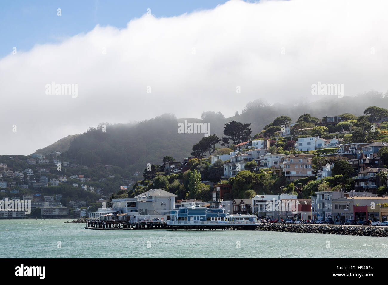 Tief hängenden Wolken über der Küste von Sausalito in der Nähe von San Francisco, Kalifornien, USA. Stockfoto