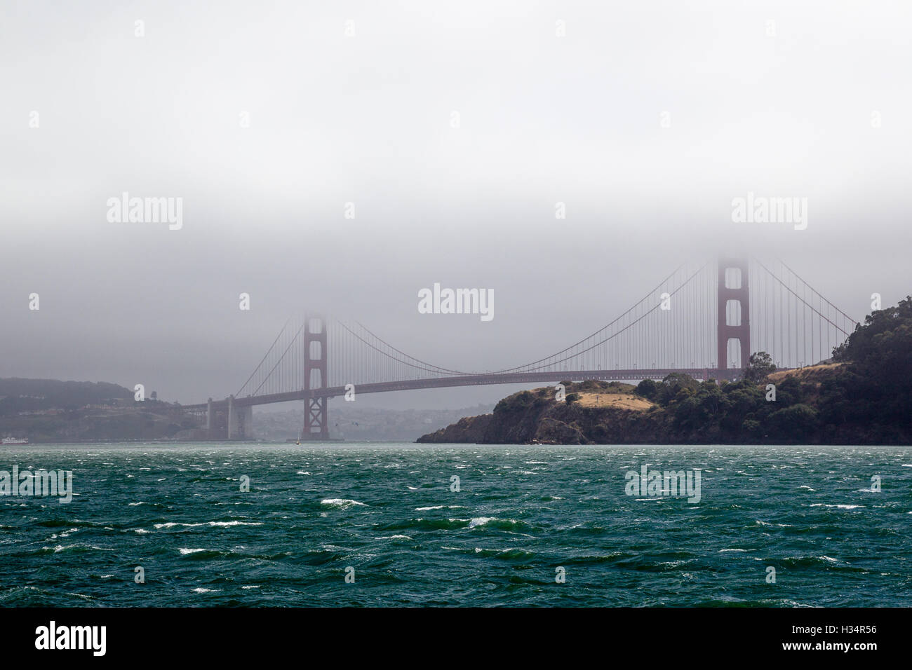Blick von Sausalito auf die Golden Gate Bridge in San Francisco, Kalifornien, USA an einem nebligen Tag. Stockfoto